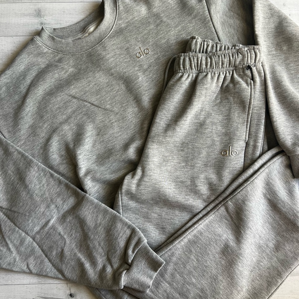 ALO Yoga Accolade Sweats Set in Athletic Heather Grey - Size Small